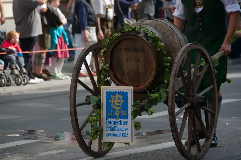 Einzug der Münchner Wiesenwirte - Oktoberfest 2011