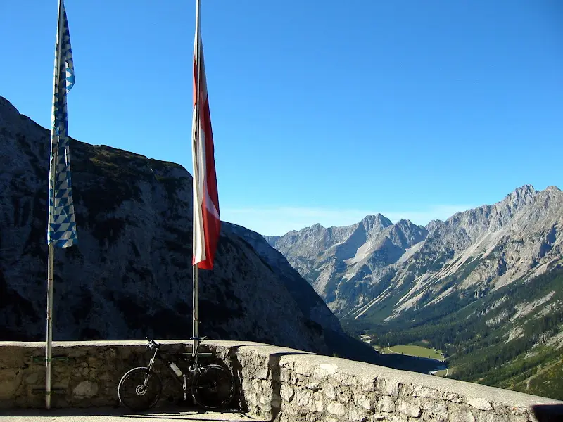 Von Mittenwald übers Karwendelhaus, Hinterriß, Sylvenstein nach Bad Tölz.